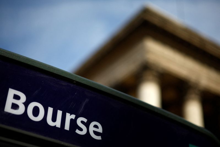 Un panneau "Bourse" devant l'ancienne Bourse de Paris, Palais Brongniart, à Paris