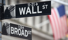 Un panneau Wall Street accroché devant un drapeau américain à l'extérieur de la Bourse de New York