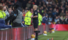 En pleine VAR, des supporters de Nottingham Forest proposent leur argent à l’arbitre