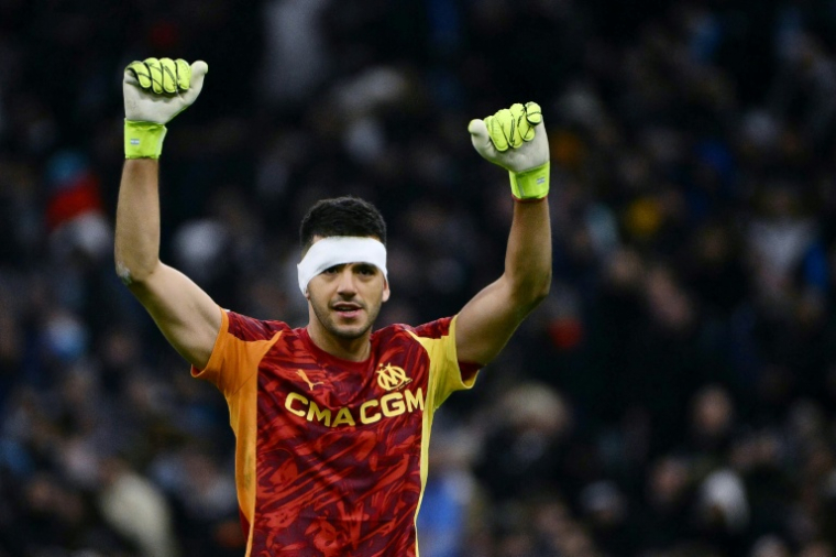 Blessé à la tête pendant le match mais resté sur le terrain, le gardien marseillais Geronimo Rulli a été l'un des hommes clés de la victoire en Ligue des champions contre Newcastle mardi. ( AFP / Christophe SIMON )