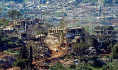 Un véhicule militaire israélien passe devant des maisons détruites par des frappes israéliennes dans le sud du Liban, vu depuis une position de l’autre côté de la frontière, en Haute Galilée, au nord d’Israël, le 7 mai 2026 ( AFP / Jalaa MAREY )