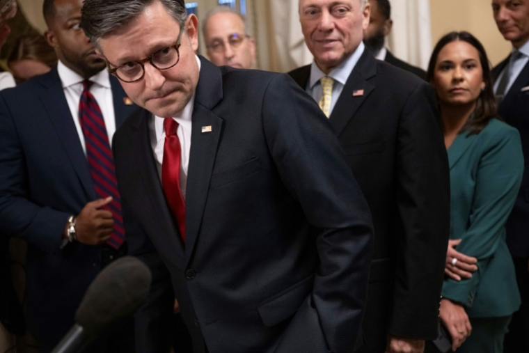 Le président républicain de la Chambre américaine des représentants, Mike Johnson, parle à la presse au Capitole de Washington, le 2 juillet 2025 ( AFP / Jim WATSON )