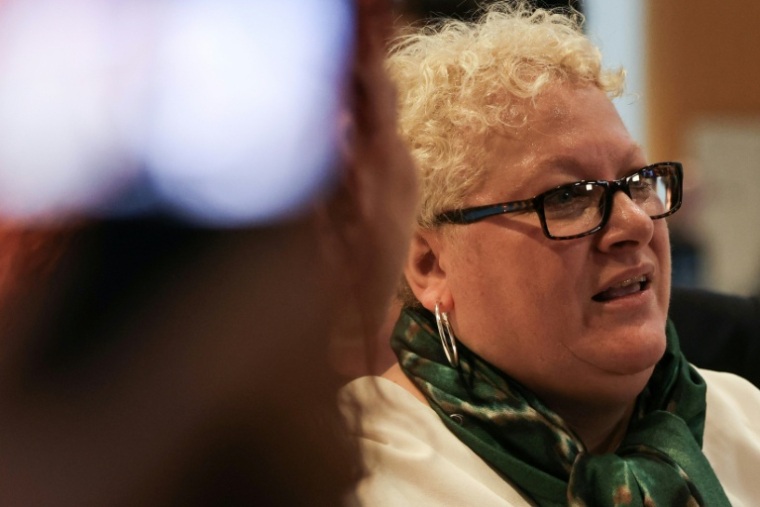 La médium, Delphine J., connue sous le pseudo d'Amandine Roy, le 27 octobre 2025 au tribunal de Paris ( AFP / Guillaume BAPTISTE )