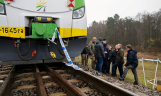Le Premier ministre polonais Tusk visite le site de l'explosion sur la ligne ferroviaire Varsovie-Lublin à Mika