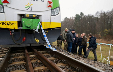 Le Premier ministre polonais Tusk visite le site de l'explosion sur la ligne ferroviaire Varsovie-Lublin à Mika