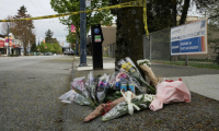 Des fleurs ont été déposées près du site où un homme a foncé en voiture sur des piétons au cours du festival Lapu Lapu célébrant la culture philippine, à Vancouver, le 27 avril 2025 ( AFP / Nav Rahi )