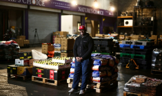 Leandro Cristovao, employé angolais à l'entrepôt de Nature Choice au marché de Coven Market a Londres, le 11 novembre 2025 ( AFP / HENRY NICHOLLS )