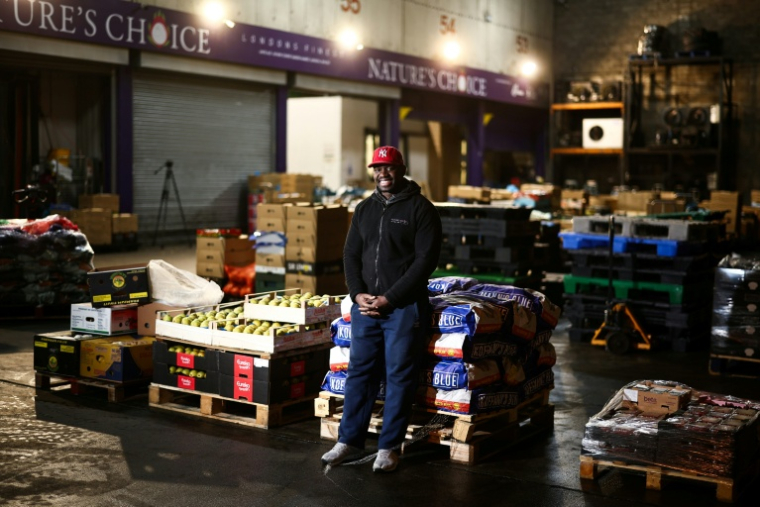 Leandro Cristovao, employé angolais à l'entrepôt de Nature Choice au marché de Coven Market a Londres, le 11 novembre 2025 ( AFP / HENRY NICHOLLS )