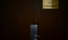 Un demi-million d'élèves de première générale et technologique passent vendredi matin l'épreuve anticipée du bac de français, avant que les terminales ne prennent la suite lundi avec la philo ( AFP / MARTIN BUREAU )