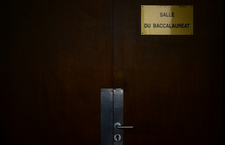 Un demi-million d'élèves de première générale et technologique passent vendredi matin l'épreuve anticipée du bac de français, avant que les terminales ne prennent la suite lundi avec la philo ( AFP / MARTIN BUREAU )