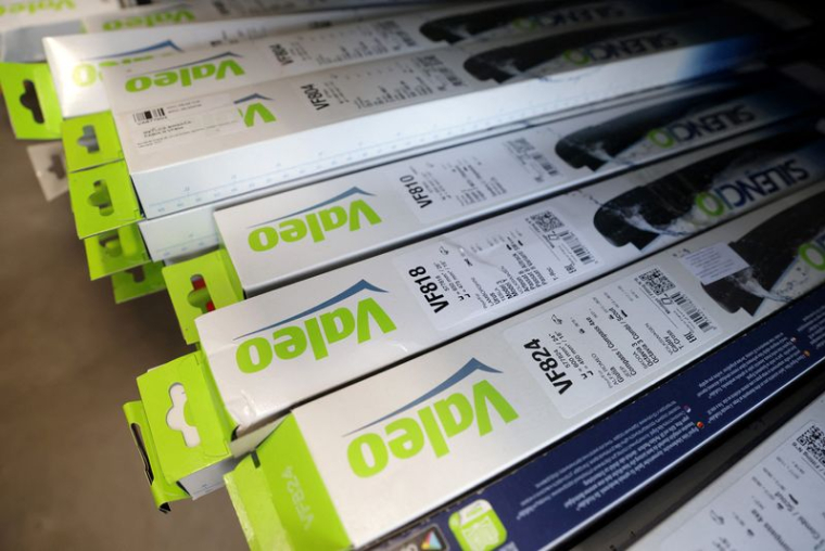 Un logo Valeo est visible sur des paquets