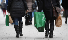 Des personnes portent leurs sacs de courses dans le centre-ville de Hambourg