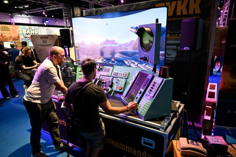 Des participants jouent au jeu vidéo PVKK de l'éditeur Keppler Interactive lors du salon des jeux vidéo Gamescom à Cologne, le 20 août 2025 en Allemagne ( AFP / INA FASSBENDER )