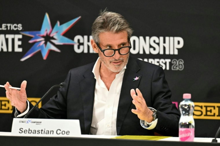 Sebastian Coe parle aux journalistes durant une conférence de presse avant les championnats Ultimate, le 10 septembre 2026 à Budapest ( AFP / Attila KISBENEDEK )