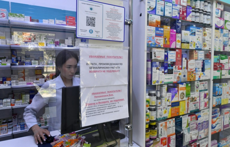 Pharmacienne à Bichkek, au Kirghizstan, le 23 juillet 2025 ( AFP / VYACHESLAV OSELEDKO )
