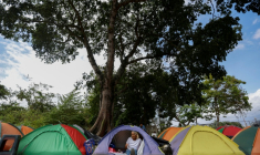 Une proche de prisonnier campe dans une tente en attente d'une éventuelle libération, en face de la prison Rodeo I à Guatire, au Venezuela, le 20 février 2026 ( AFP / Pedro MATTEY )