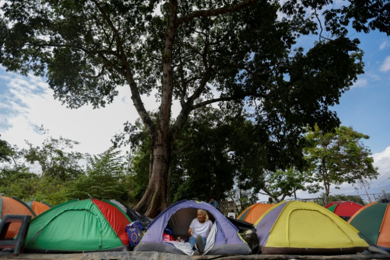 Une proche de prisonnier campe dans une tente en attente d'une éventuelle libération, en face de la prison Rodeo I à Guatire, au Venezuela, le 20 février 2026 ( AFP / Pedro MATTEY )