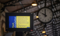 Un panneau informe les usagers de perturbations à la gare de Toulouse le 20 mai 2025 ( AFP / Ed JONES )