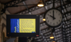 Un panneau informe les usagers de perturbations à la gare de Toulouse le 20 mai 2025 ( AFP / Ed JONES )
