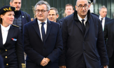 Gérald Darmanin, au centre à gauche, et Laurent Nuñez, à sa droite, à Marseille le 20 novembre 2025 ( AFP / Clement MAHOUDEAU )