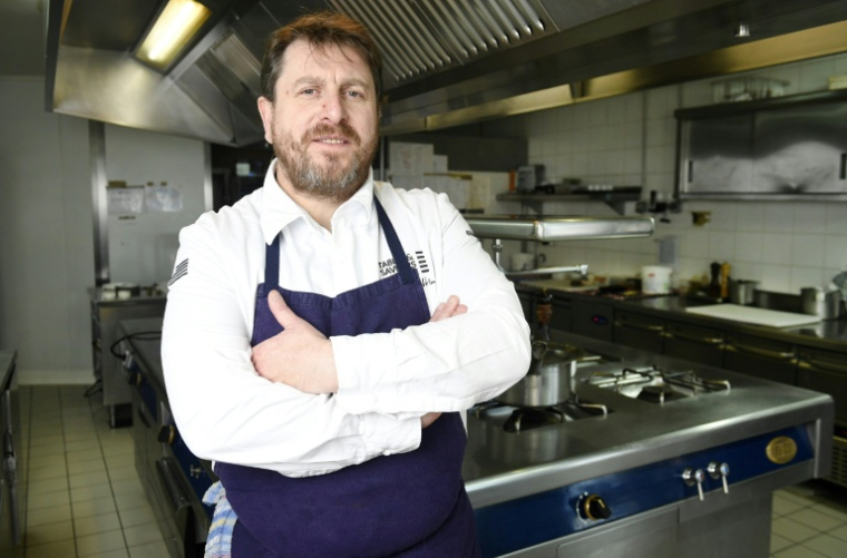 Le chef Olivier Bellin dans son restaurant L'Auberge des Glazicks le 25 janvier 2018 à Plomodiern, dans le Finistère ( AFP / FRED TANNEAU )