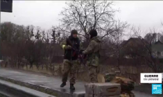 Résistance ukrainienne à Kiev : sous la menace d'un assaut russe, les civils s'organisent