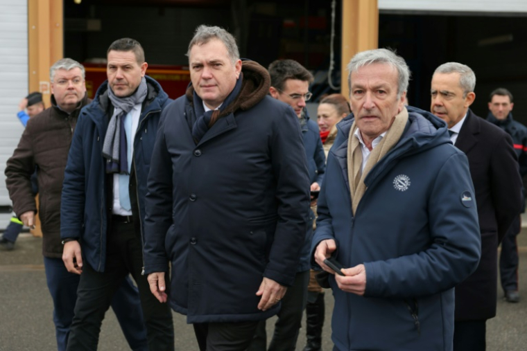 Le ministre des Transports Philippe Tabarot arrive à Châteaudun (Eure-et-Loir) le 30 janvier 2025 après l'accident de car scolaire dans lequel une lycéenne de 15 ans est décédée ( AFP / Thomas SAMSON )