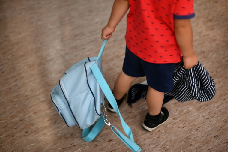 La décision du gouvernement de ne pas inscrire son projet de loi sur la Protection de l'enfance à l'agenda législatif d'ici juin inquiète les associations qui dénoncent un "abandon non assumé" ( AFP / Fred TANNEAU )