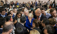 Des délégués de plusieurs gouvernements se concertent dans la grande salle des Nations Unies après l'annonce d'une extension dans la durée des négociations dans l'espoir de parvenir à un accord sur un texte de traité contre la pollution plastique, jeudi 14 aout 2025 à Genève  ( AFP / Fabrice COFFRINI )