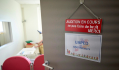 Une affiche "Audition en cours" dans l'unité UAPED (Unité d'Accueil Pédiatrique pour Enfants en Danger) dans un contexte de  maltraitance, au CHU d'Orléans, le 16 octobre 2024 dans le Loiret ( AFP / Guillaume SOUVANT )
