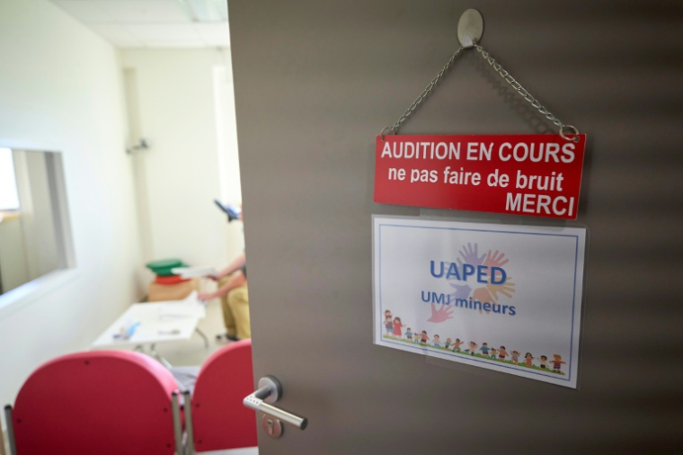 Une affiche "Audition en cours" dans l'unité UAPED (Unité d'Accueil Pédiatrique pour Enfants en Danger) dans un contexte de  maltraitance, au CHU d'Orléans, le 16 octobre 2024 dans le Loiret ( AFP / Guillaume SOUVANT )