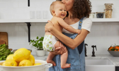 Les mères célibataires, premières victimes du surendettement (Crédit Photo: The Honest Company - Unsplash)