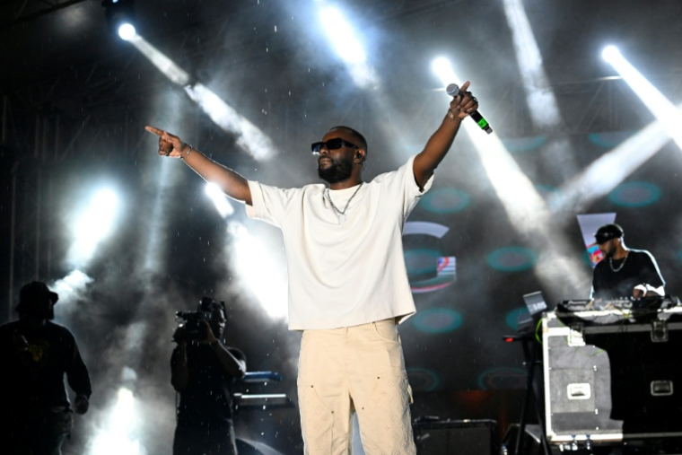 Le chanteur et rappeur congolais Gim en concert à Abidjan, le 17 mai 2024 en Côte d'Ivoire ( AFP / Sia KAMBOU )