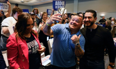 Abdul El-Sayed (D), candidat de l'aile gauche démocrate dans le Michigan pour un siège au Sénat, en campagne à Warren le 3 octobre 2026 ( AFP / JEFF KOWALSKY )