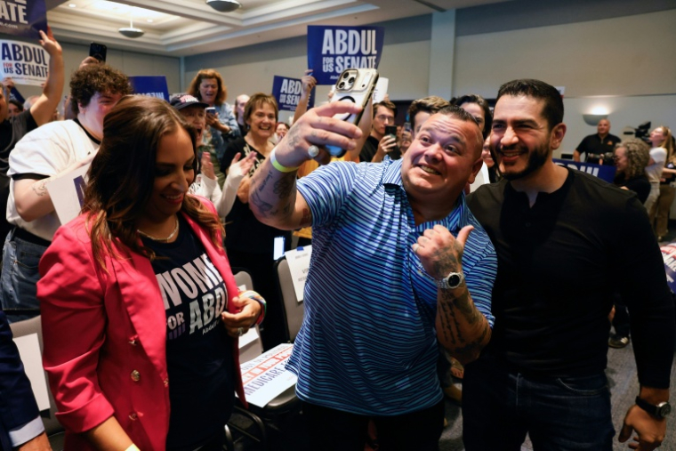 Abdul El-Sayed (D), candidat de l'aile gauche démocrate dans le Michigan pour un siège au Sénat, en campagne à Warren le 3 octobre 2026 ( AFP / JEFF KOWALSKY )