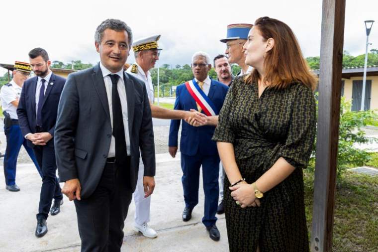 Le ministre français de la Justice Gérald Darmanin (3e g) arrive à l'inauguration du centre éducatif fermé de Montsinéry-Tonnegrande, en Guyane, le 17 mai 2025 ( AFP / Ronan LIETAR )