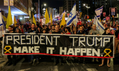 Des personnes manifestent lors d'un rassemblement organisé par les familles des otages israéliens capturés dans la bande de Gaza depuis octobre 2023, devant la résidence du Premier ministre israélien à Jérusalem, le 4 octobre 2025 ( AFP / Ahmad GHARABLI )