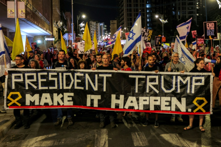 Des personnes manifestent lors d'un rassemblement organisé par les familles des otages israéliens capturés dans la bande de Gaza depuis octobre 2023, devant la résidence du Premier ministre israélien à Jérusalem, le 4 octobre 2025 ( AFP / Ahmad GHARABLI )