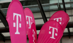PHOTO D'ARCHIVES : Le logo du géant allemand des télécommunications Deutsche Telekom est affiché avant la conférence de presse officielle concernant l'ouverture du centre AI Cloud à Munich.