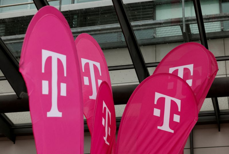 PHOTO D'ARCHIVES : Le logo du géant allemand des télécommunications Deutsche Telekom est affiché avant la conférence de presse officielle concernant l'ouverture du centre AI Cloud à Munich.