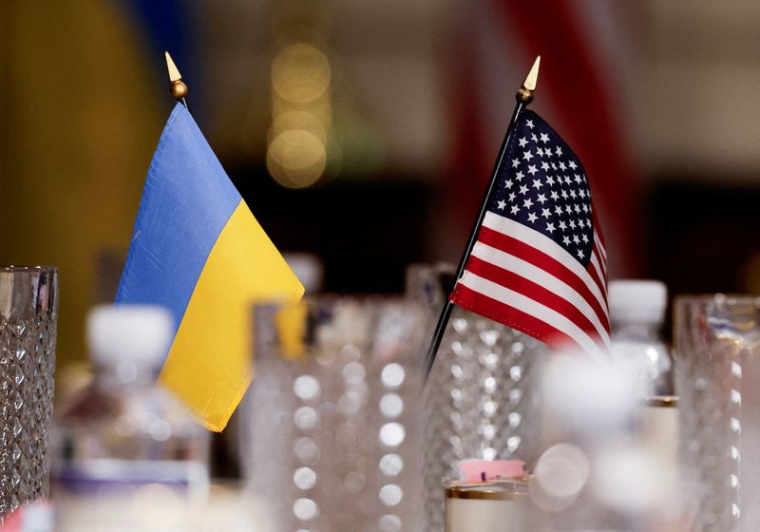 Les drapeaux de l'Ukraine et des États-Unis sont représentés au Pentagone, à Washington, États-Unis