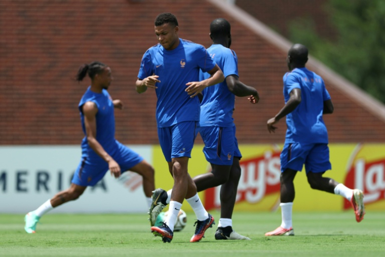 Les joueurs de l'équipe de France et Kylian Mbappé lors d'une séance d'entraînement sur les installations du University Park, à Dallas, le 13 juillet 2026, à la veille d'affronter l'Espagne  ( AFP / FRANCK FIFE )