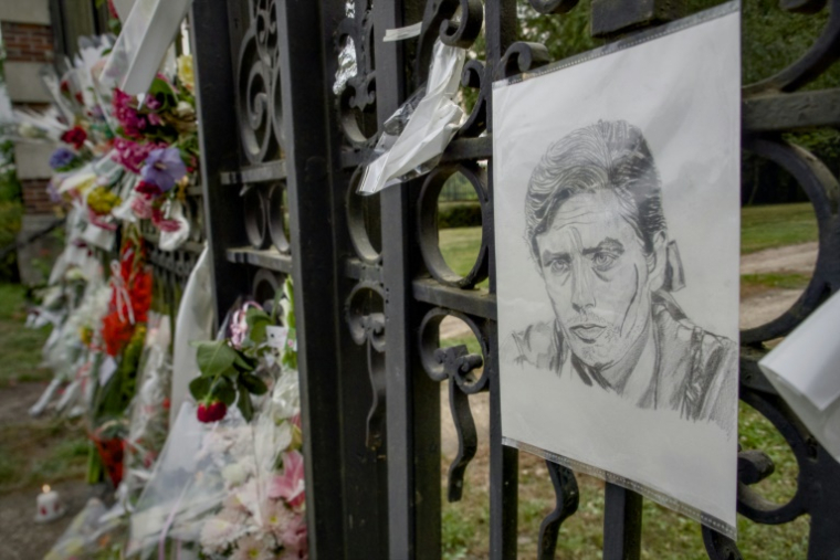 Des fleurs déposées devant la propriété d'Alain Delon à Douchy le jour de son décès, le 18 août 2024 ( AFP / GUILLAUME SOUVANT )