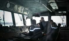 Des membres de la Marine nationale à bord du chasseur de mines Tripartite L'aigle,  au large de Dieppe, le 14 avril 2026 en Normandie ( AFP / Lou BENOIST )
