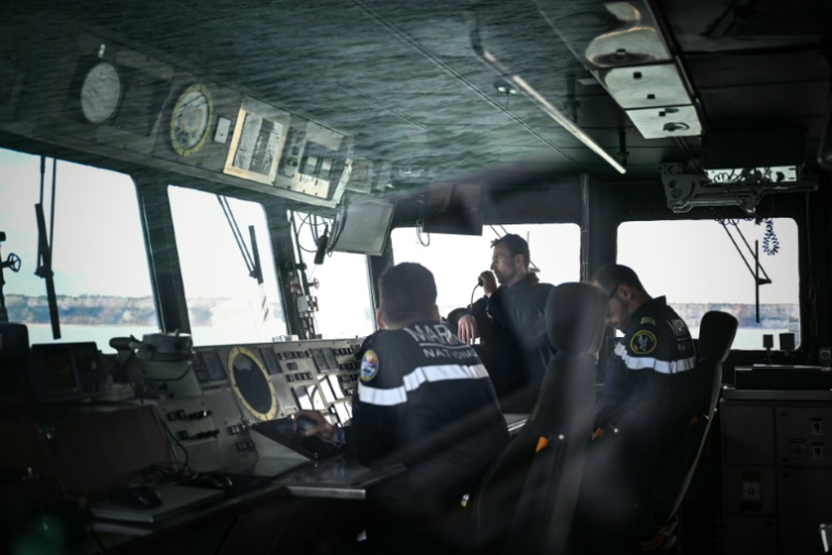 Des membres de la Marine nationale à bord du chasseur de mines Tripartite L'aigle,  au large de Dieppe, le 14 avril 2026 en Normandie ( AFP / Lou BENOIST )