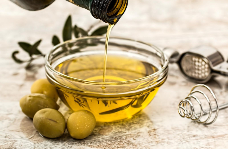 Le prix des bouteilles d’huile d’olive a augmenté de près de 20 % en France en une année. (Stevepb / Pixabay)