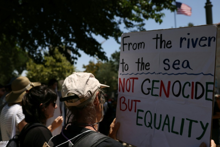 Des manifestants réclament la fin de la guerre dans la bande de Gaza, devant l'ambassade des Etats-Unis à Jérusalem, le 11 juillet 2025 ( AFP / HAZEM BADER )