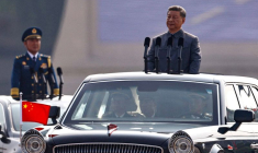 Le président chinois Xi Jinping passe en revue les troupes à Pékin
