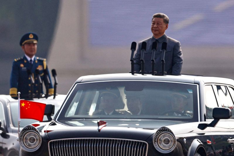 Le président chinois Xi Jinping passe en revue les troupes à Pékin