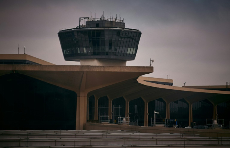 Tour de contrôle de l'Aéroport international de Newark-Liberty, le 6 mai 2025 à Newark, dans l'Etat du New Jersey ( GETTY IMAGES NORTH AMERICA / ANDRES KUDACKI )